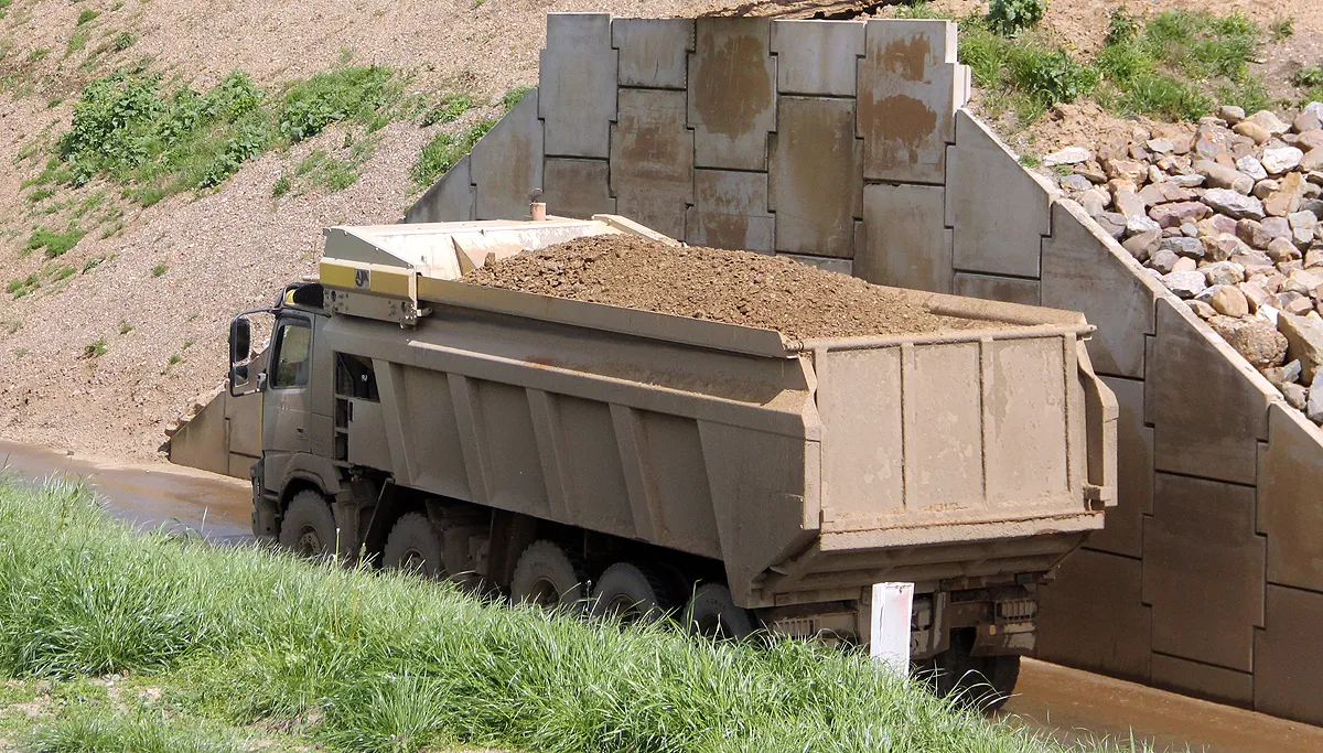 vrachtwagen geladen met maasgrind