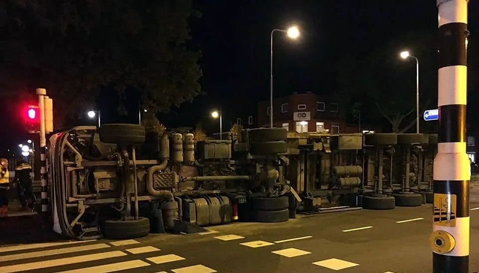 vrachtwagen omgekiept in geleen