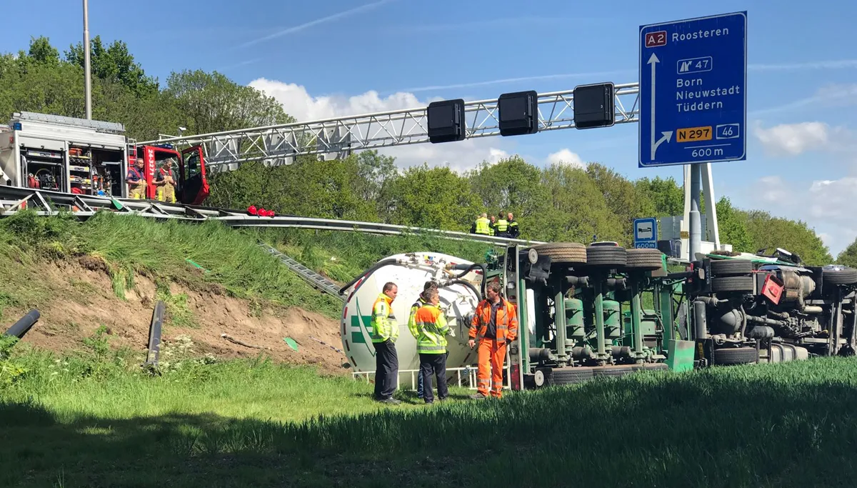 vrachtwagen rijdt door vangrail a2 bij afrit born 2