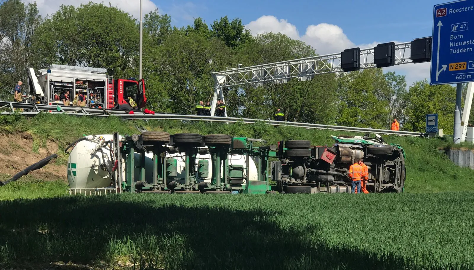 vrachtwagen rijdt door vangrail a2 bij afrit born 4