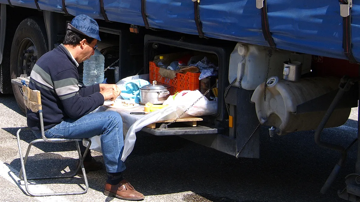 vrachtwagenchauffeur eet bij zijn vrachtwagen johnpickenphoto cc by 20 uitsnede uit origineel