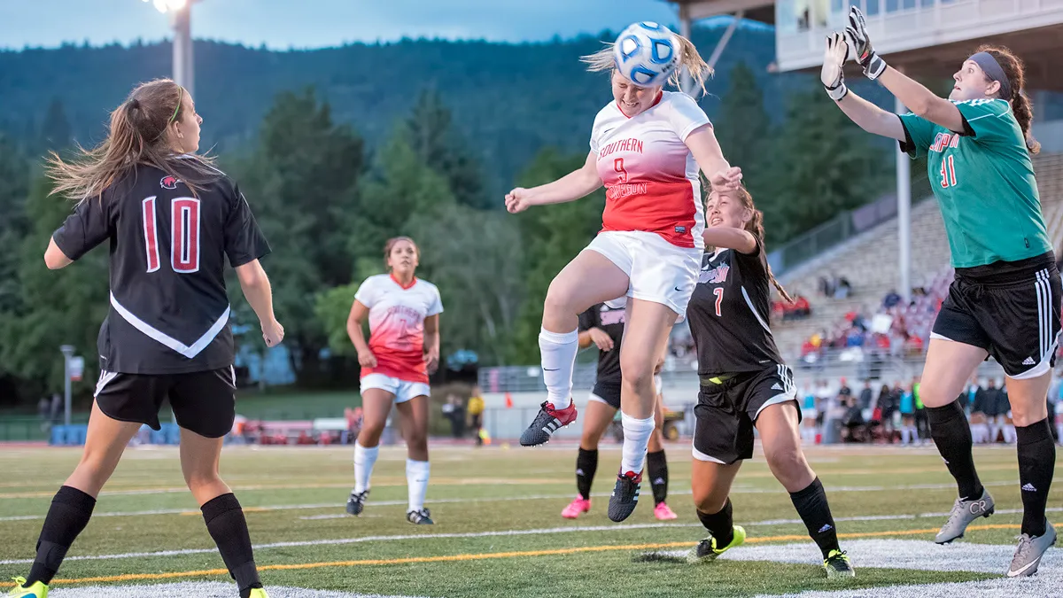 vrouwenvoetbal kopbal