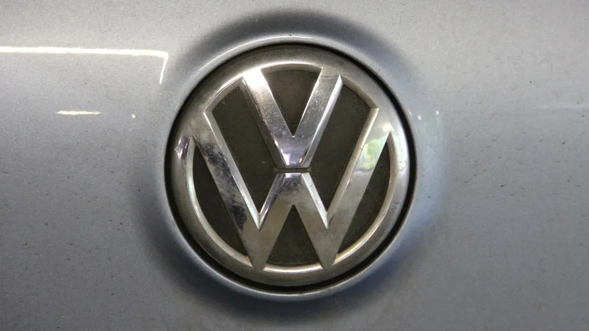 vuil volkswagenembleem