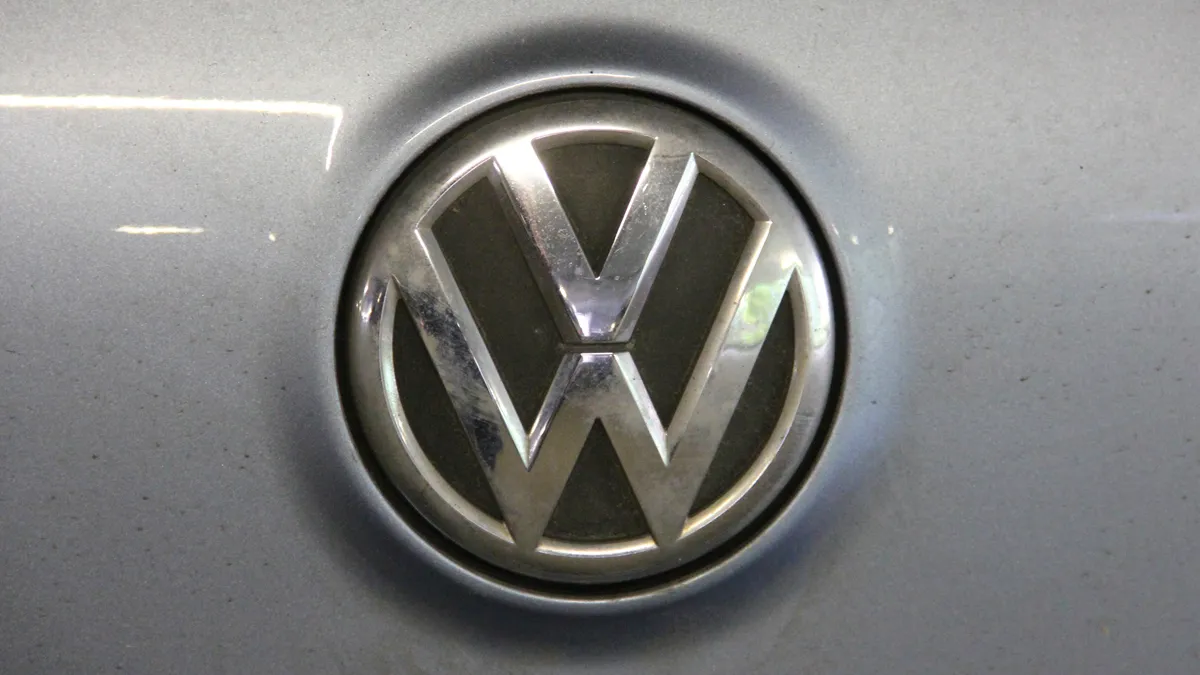 vuil volkswagenembleem