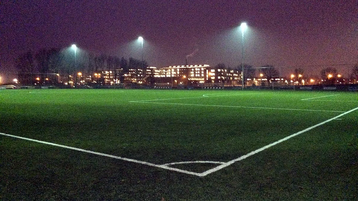 vv sanderbout kunstgras bij kunstlicht