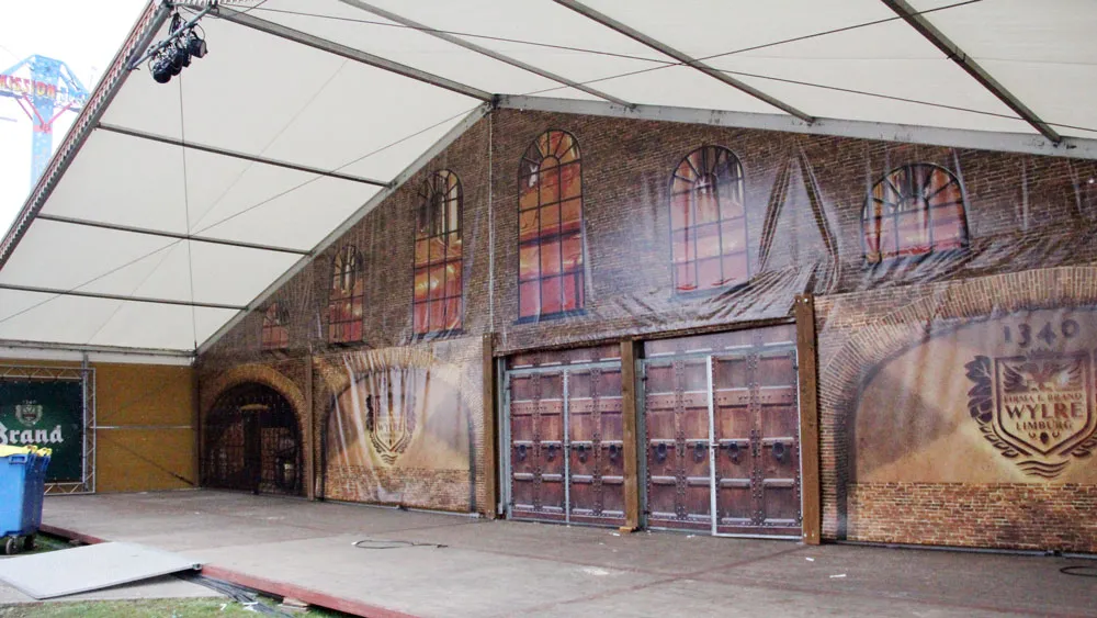 w9n4o5k36ga3sbloazjht7945 festivalterrein voor opening 2 brauhaus brand