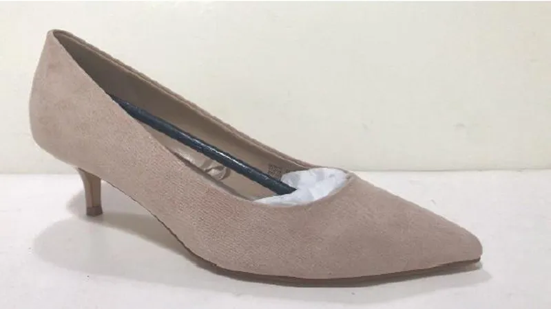 waarschuwing primark wide fit kitten heel court shoe met productnummer 06689