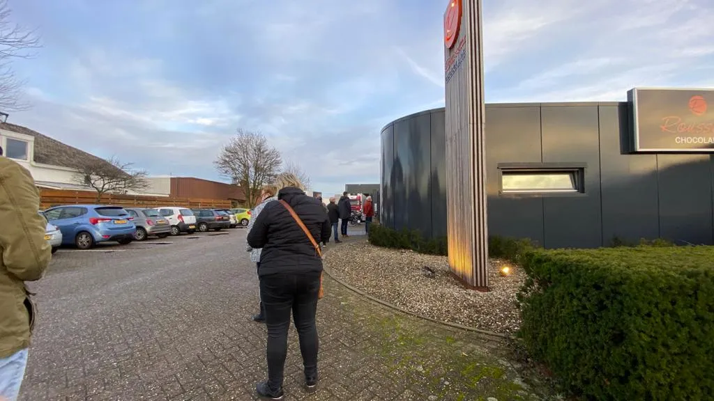 wachtrij bij rousseau 14 december 2020 voor strenge lockdown