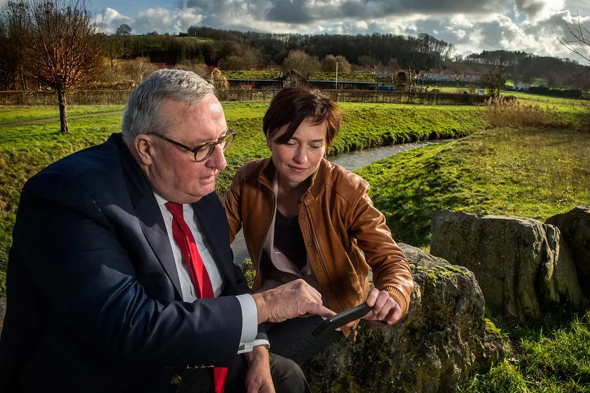 waterschapsvoorzitter jan schrijen en directeur cnme lara klaassen raadplegen de app bij de jeker
