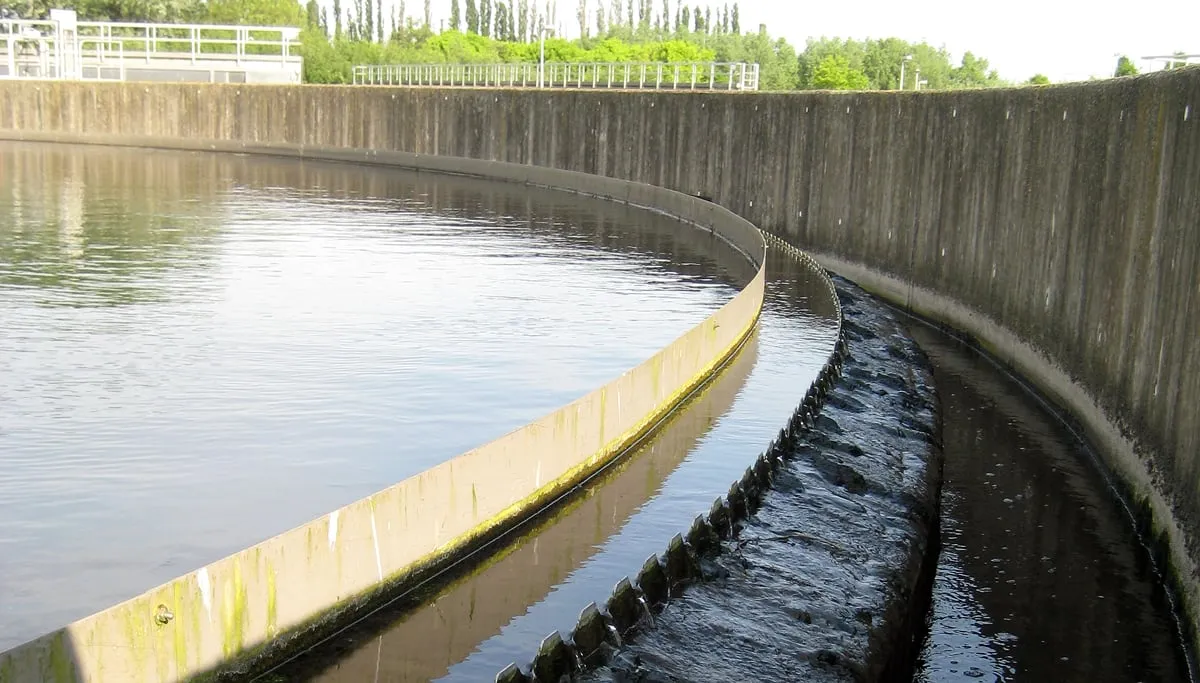 waterzuivering clarifier annabel cc by sa 30 via wikimedia commons