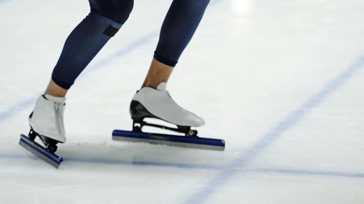 wedstrijdschaatser aan de start