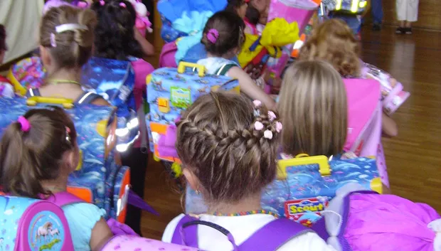 weer naar school immanuel giel cc by sa 30 via wikimedia commons