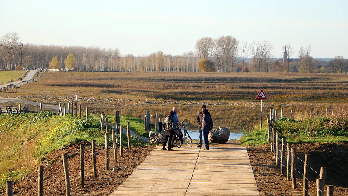 weg naar voetveer grevenbicht en zicht op de maas hersteld