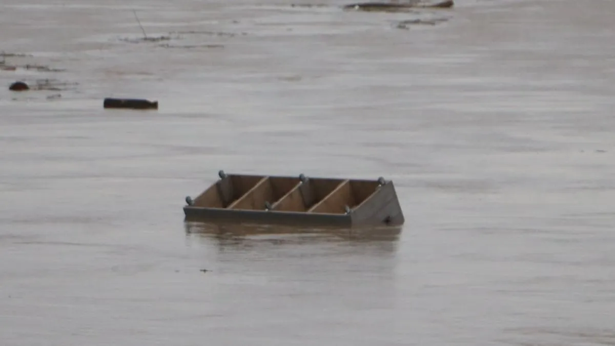 weggespoeld meubilair tijdens watersnood in limburg