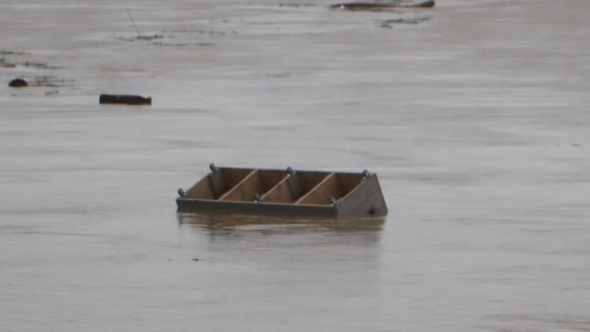 weggespoeld meubilair tijdens watersnood in limburg