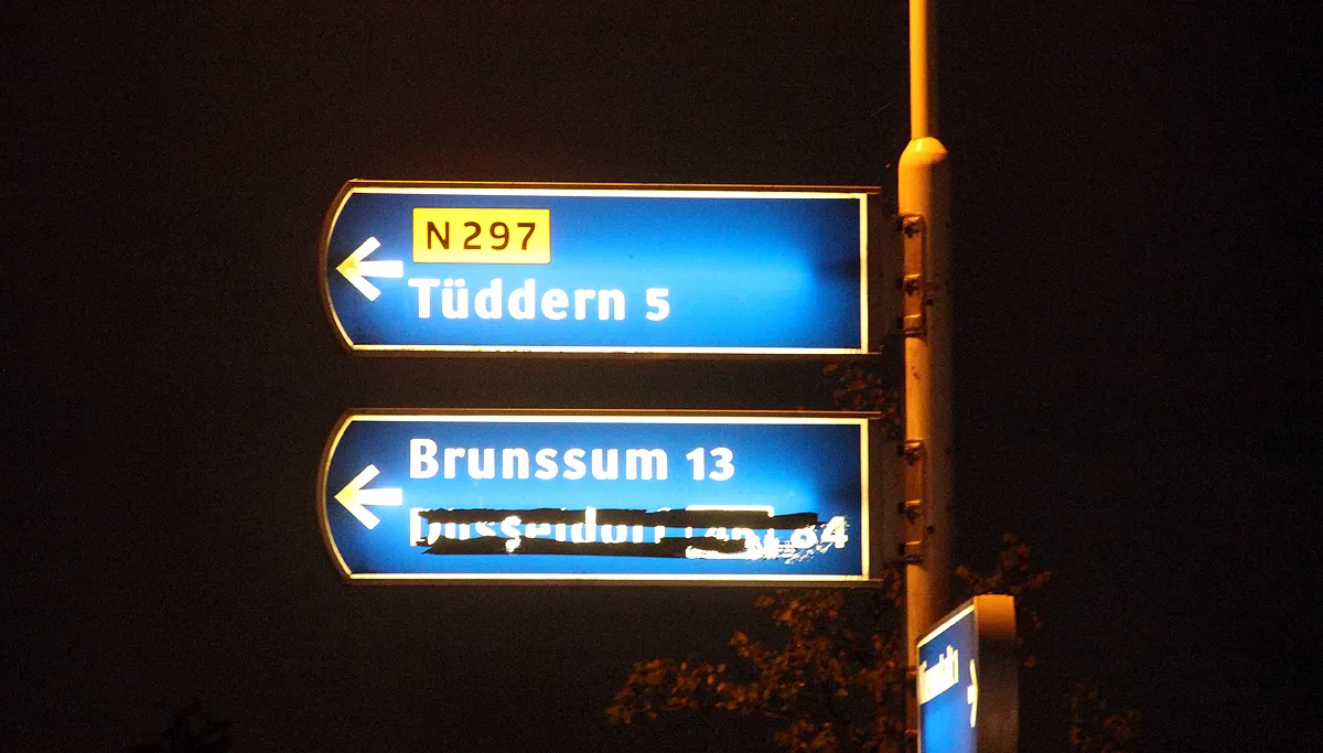 wegwijzer naar dsseldorf gezien vanaf sittarderweg vanuit nieuwstadt