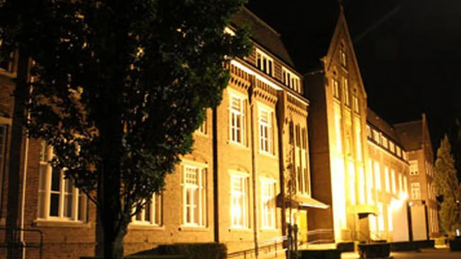 wfxs8126vhzfwa02fr2v7yoxg bischoppelijk college sittard in het donker 16 9