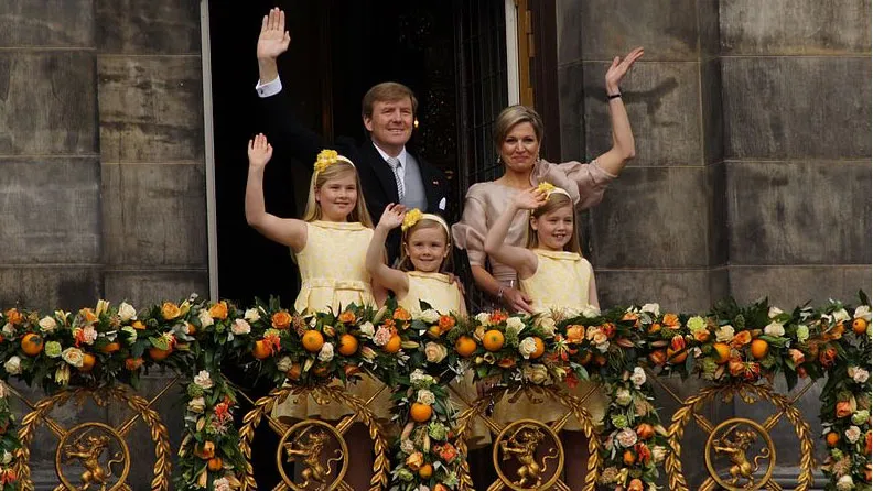 wgj69dvxrgf6f8pqyx27ijf7p koningspaar met kinderen op balkon paleis op de dam
