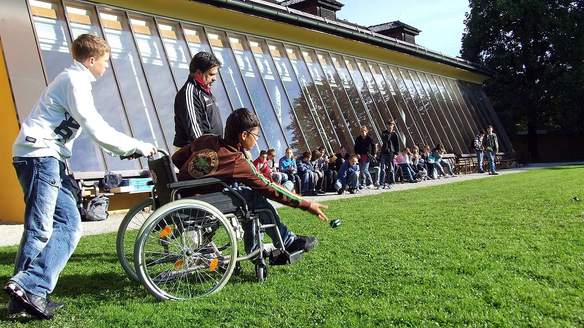 wheelchair 538138 1920 school gehandicapt rolstoel