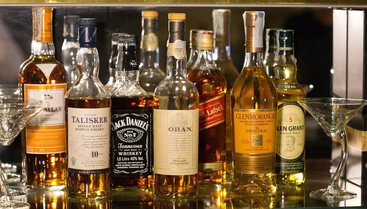 whiskey bottles 1235327 1280