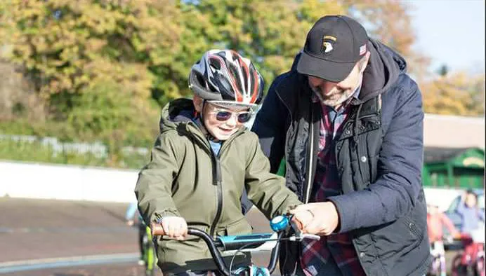 wielerplezier voor kinderen elke zondag op wielerbaan geleen