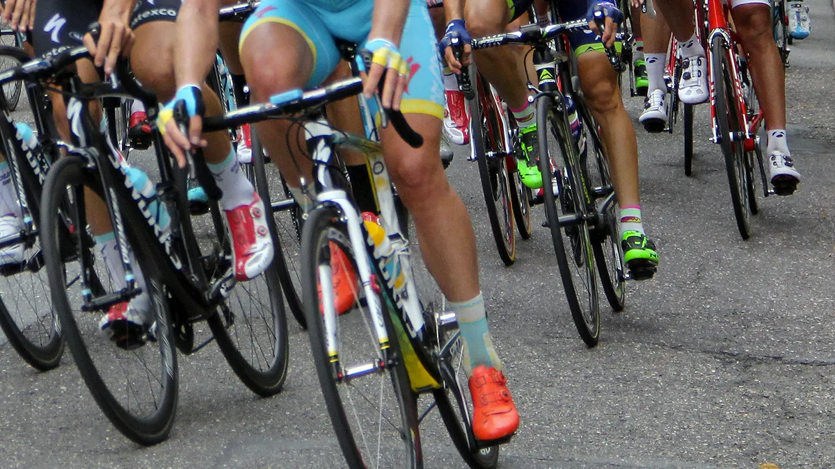 wielrenners in peloton benen en sturen