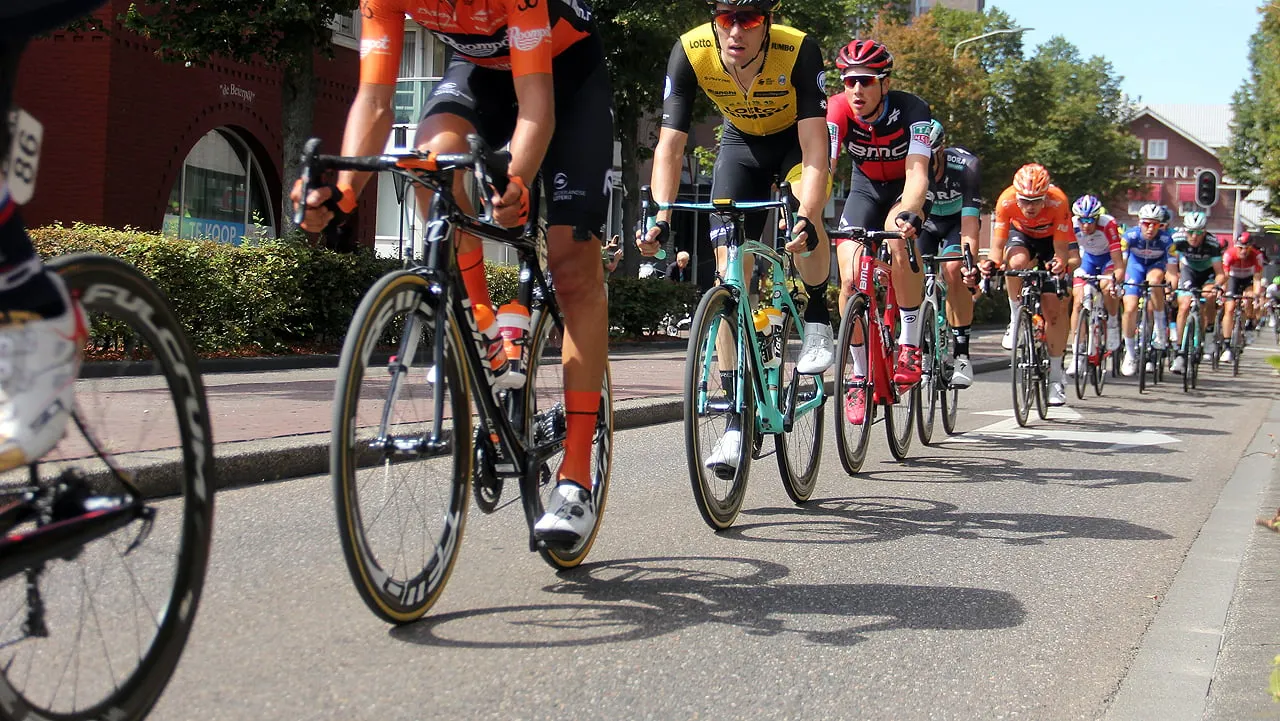 wielrenners peloton op wilhelminastraat 2018