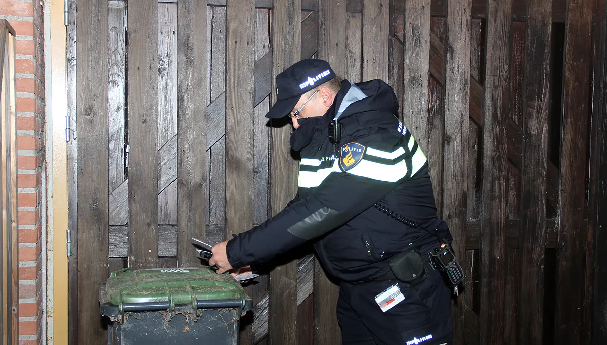 wijkagent luuc van hoof plaatst een wit voetje