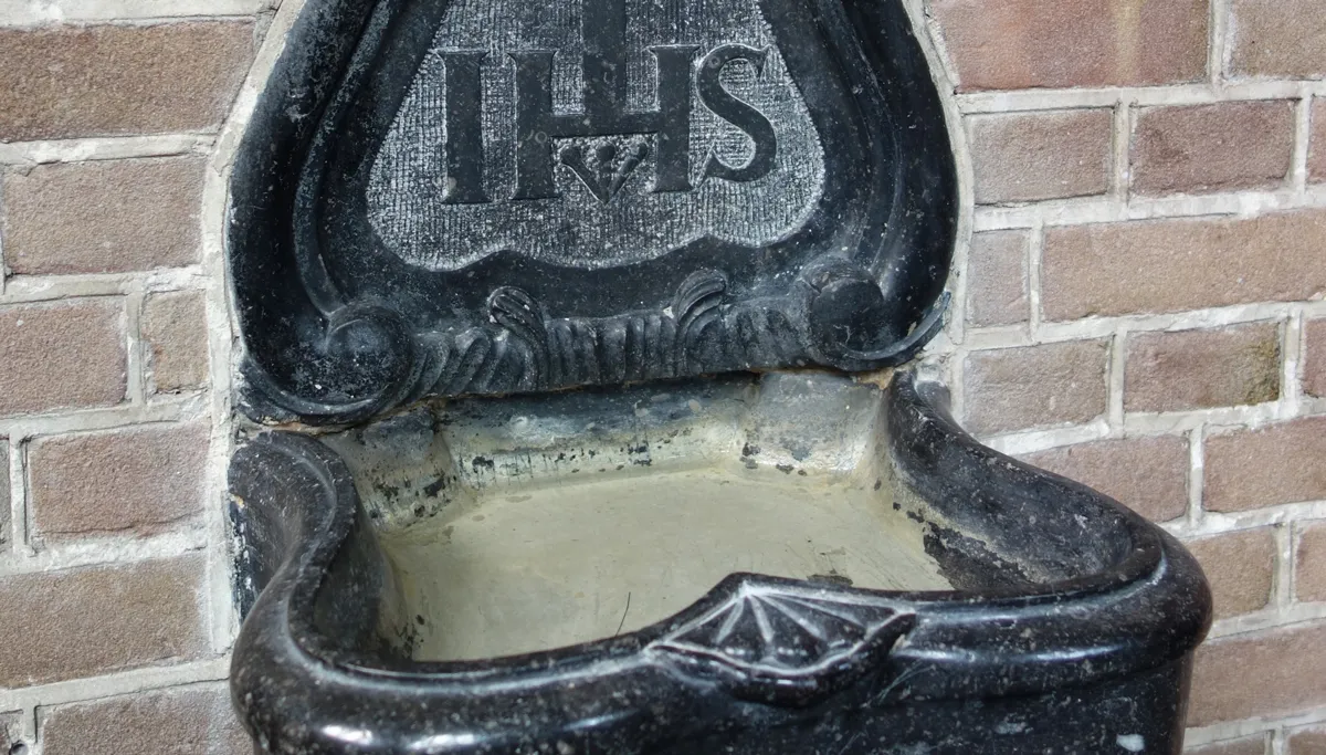 wijwaterbak dqfn13 cc by sa 40