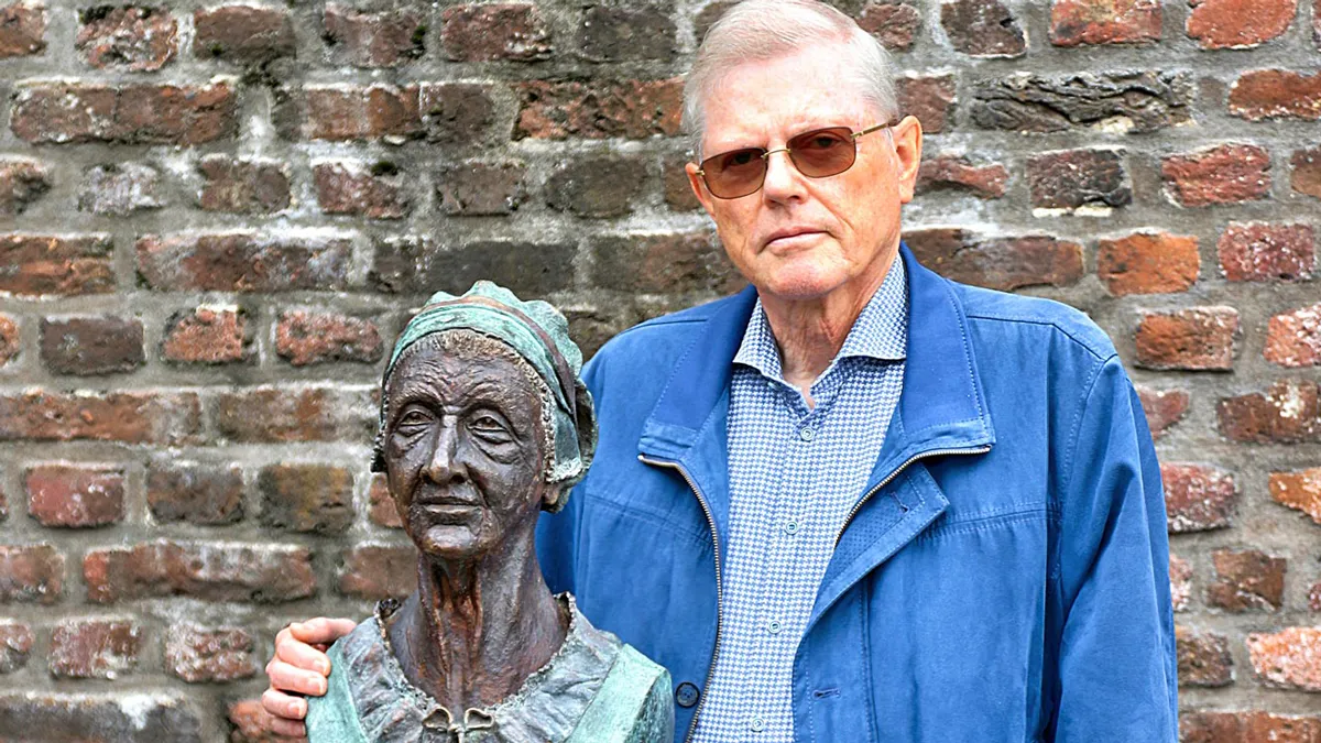 wim donners met standbeeld entgen luijten foto door frank janssen
