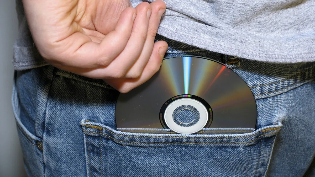 winkeldief steelt cd