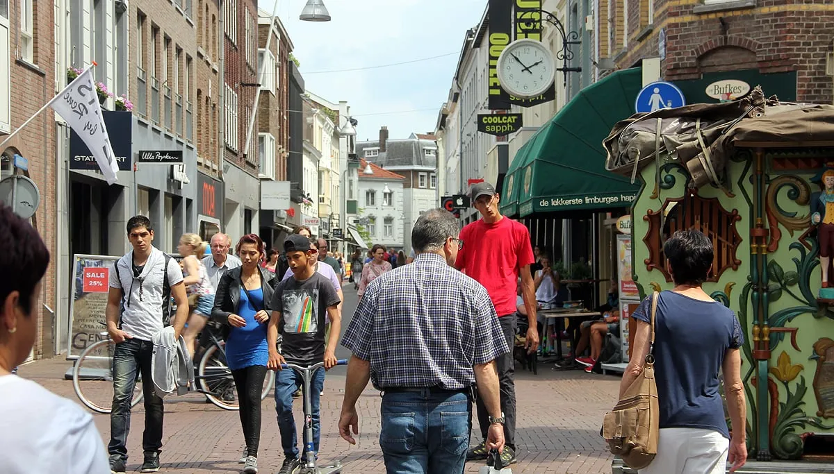 winkelend publiek op een snikhete dag in sittard 2015