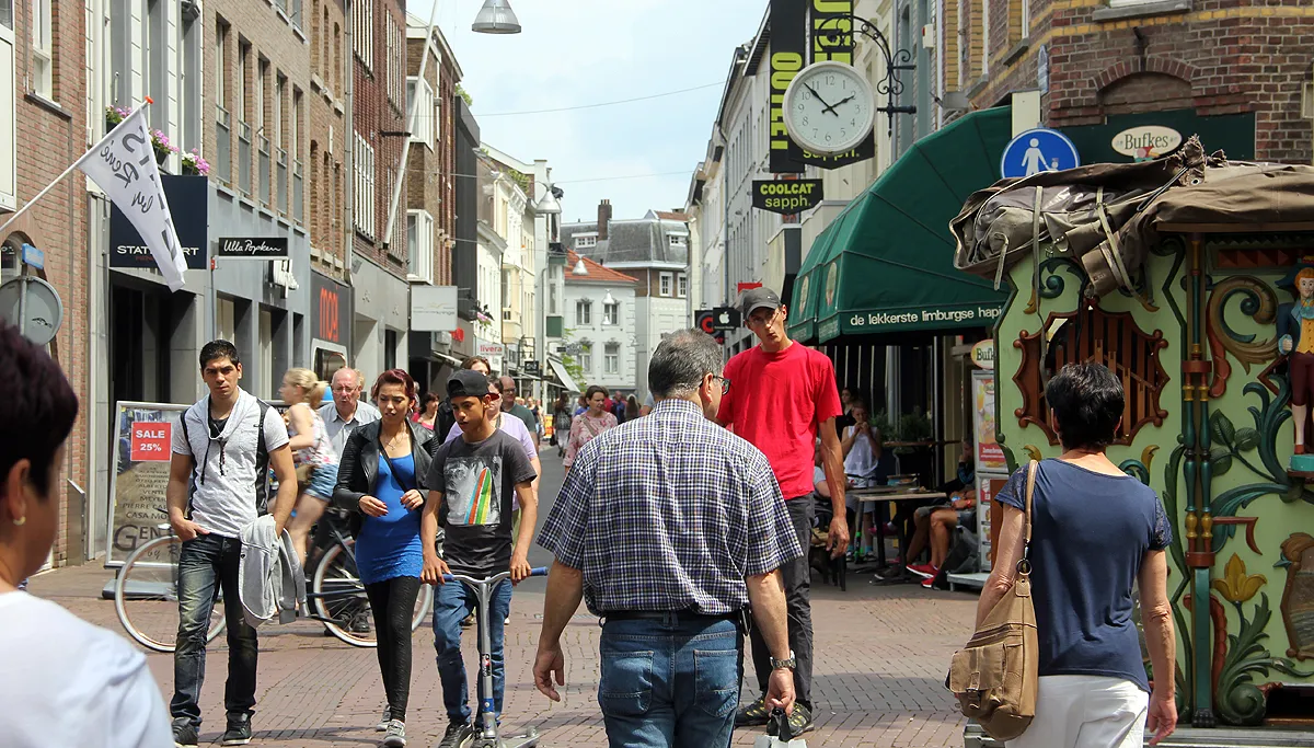 winkelend publiek op een snikhete dag in sittard 2015