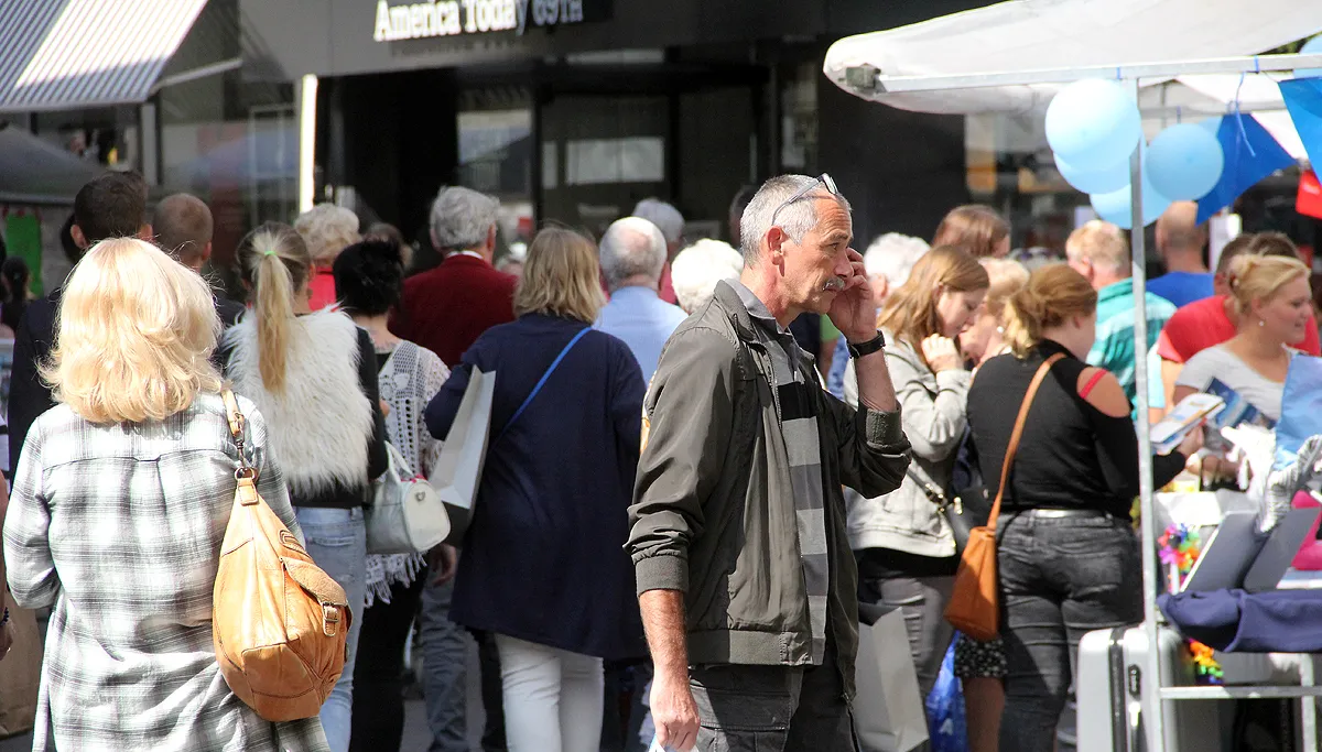 winkelend publiek tijdens outlet shopping day