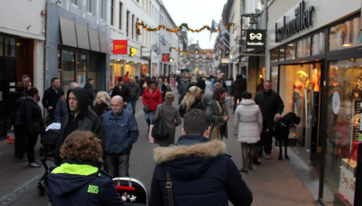 winkelend publiek winkelstraat sittard kerstdrukte