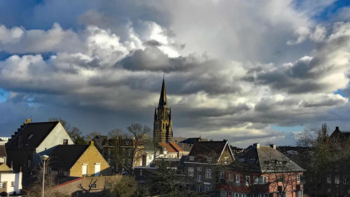 winter grote kerk wolken