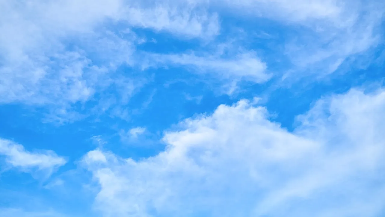 wolken blauwe lucht gebakken lucht