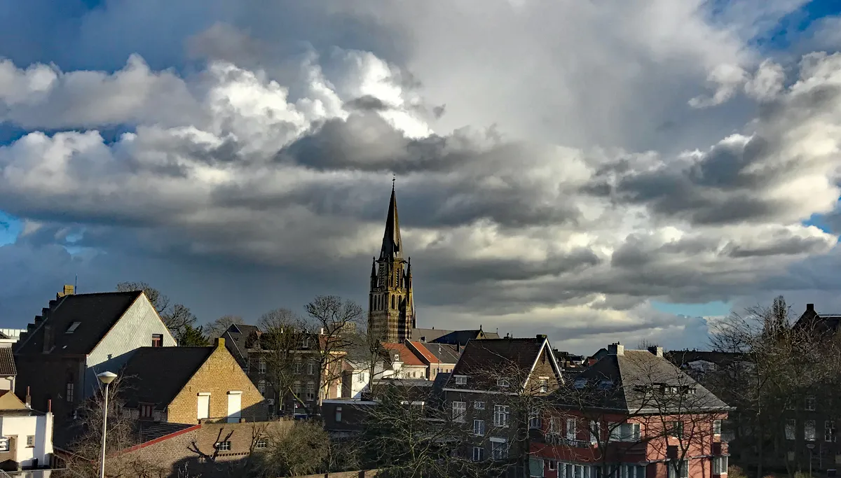wolken buien winter kerktoren sittard