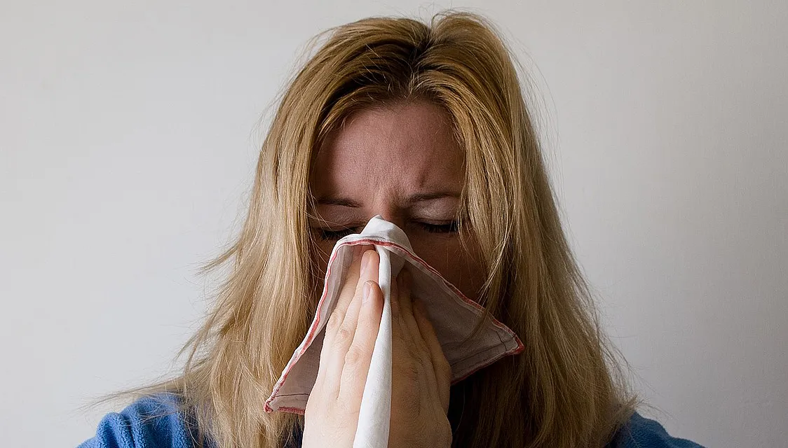 woman 698980 1280 neus snuiten griep verkoudheid cc0