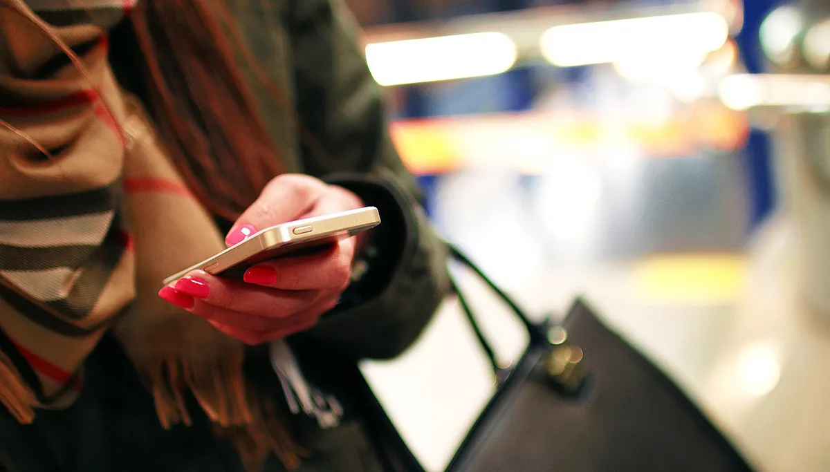 x iphone 926235 1280 texting sms bericht