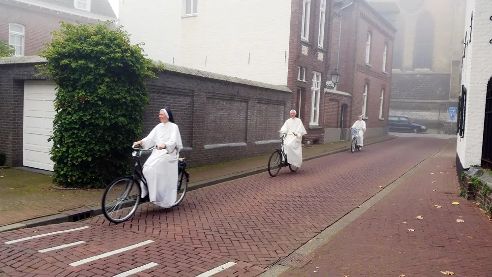 xugts8je89eyqi4m24e5lgb6a fietsende zusters dominicanessen