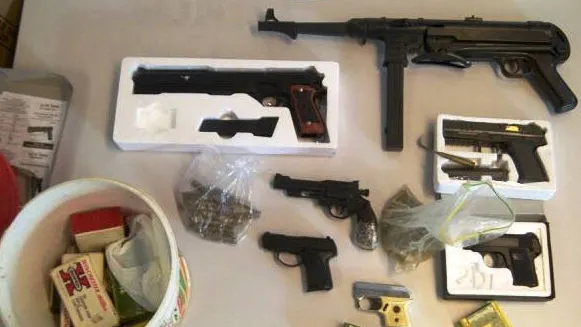 xx1of66enj9d6ief8upn5gliw politie wapenverzameling facebook politie echt