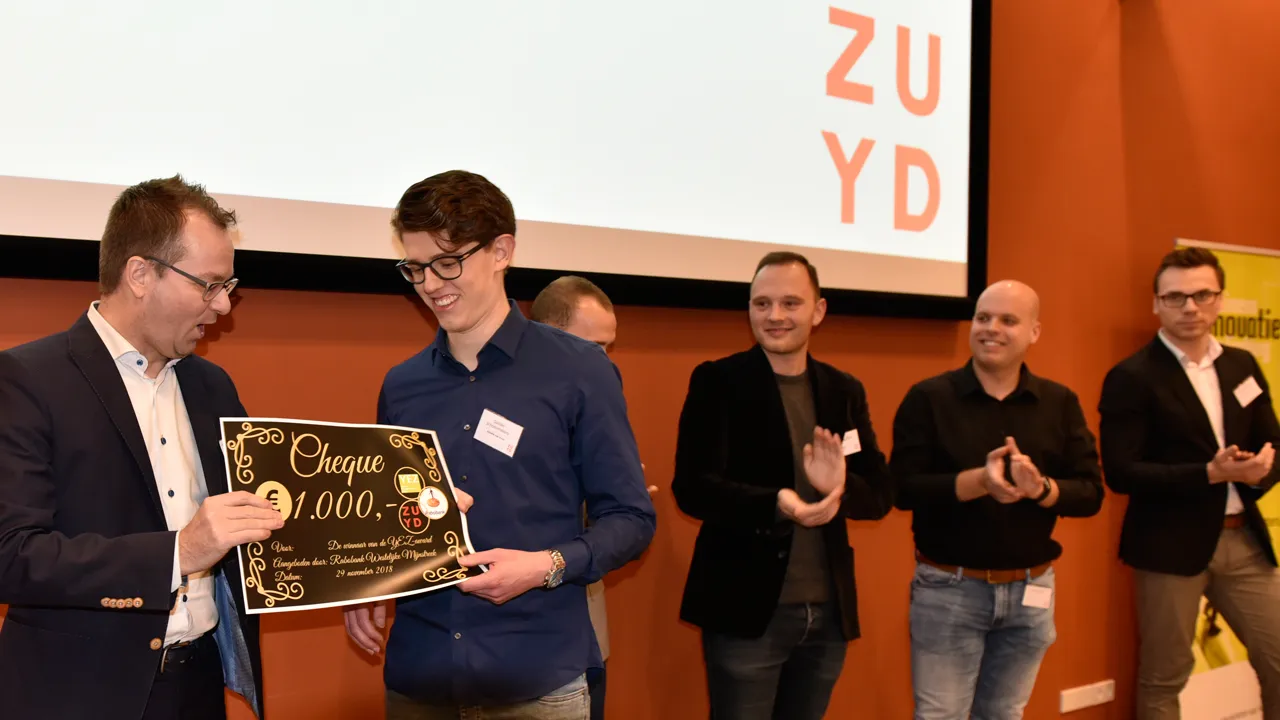 yez 2 prijsoverhandiging door de juryvoorzitter
