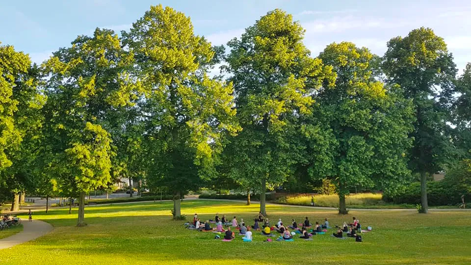yoga in het burgemeester damenpark in geleen