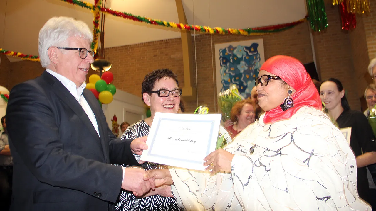 zahra omar was een van de buurtbemiddelaars die uit handen van burgemeester cox een certificaat ontving 2