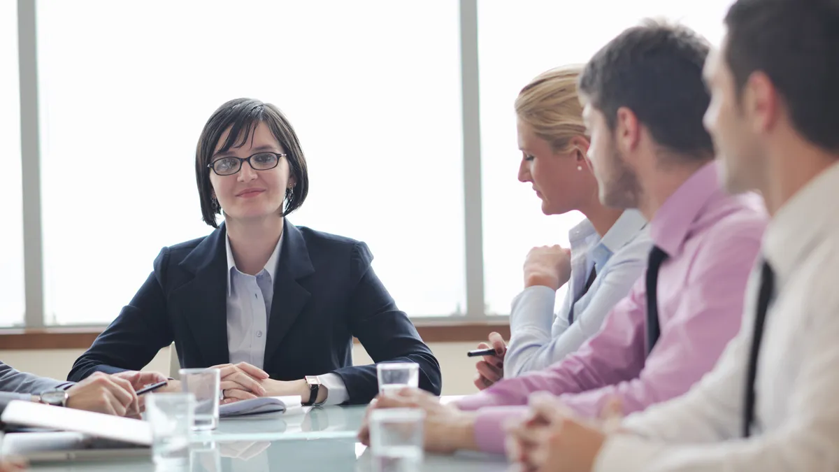 zakenvrouw zit vergadering voor