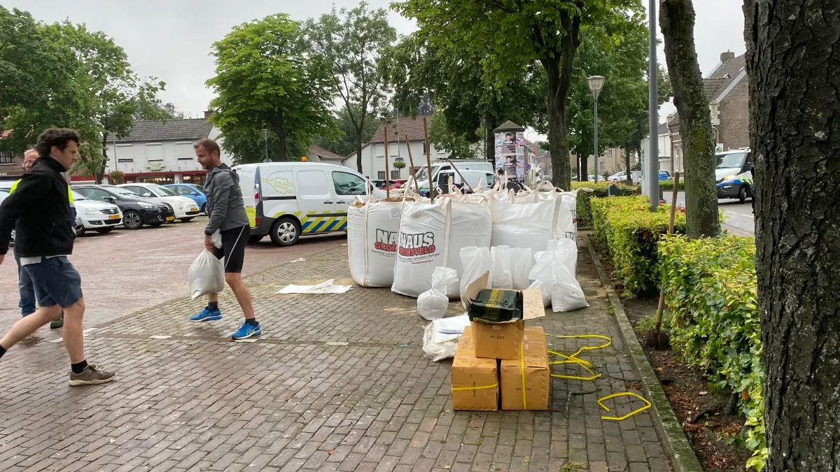 zandzakken vullen op de markt in grevenbicht