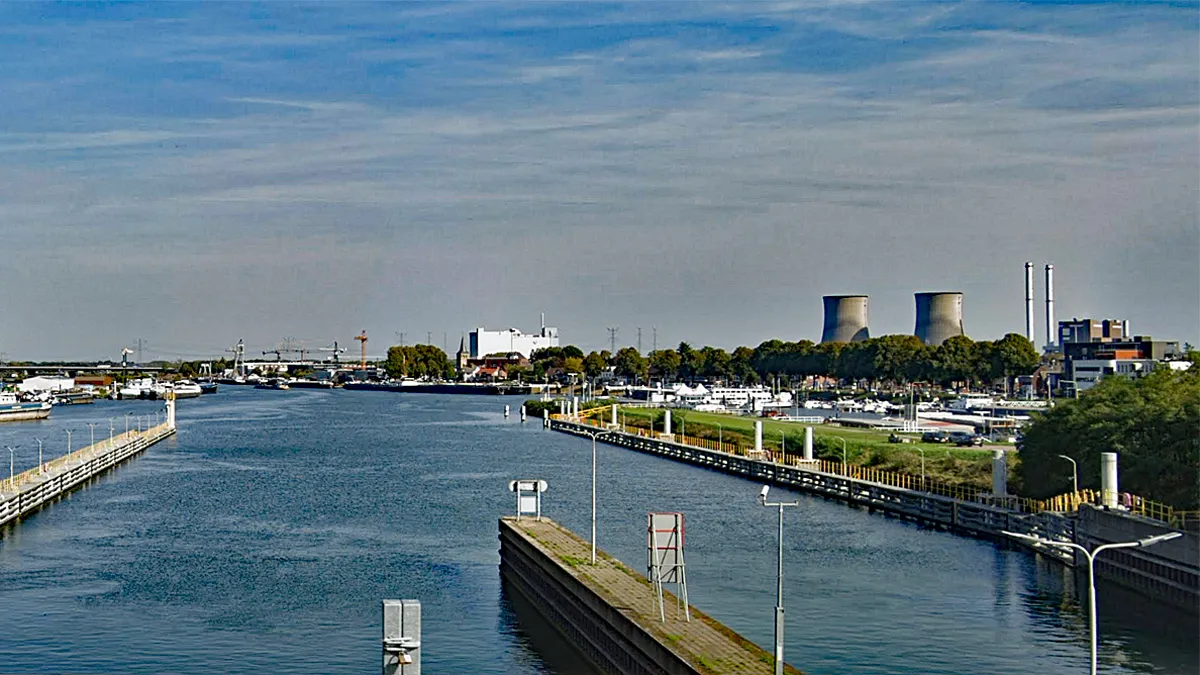 zicht op haven maasbracht vanaf sluis