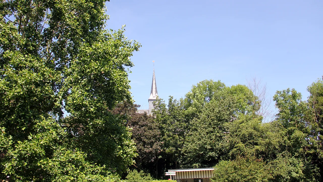 zicht op kapel agnetenberg vanuit kloostertuin