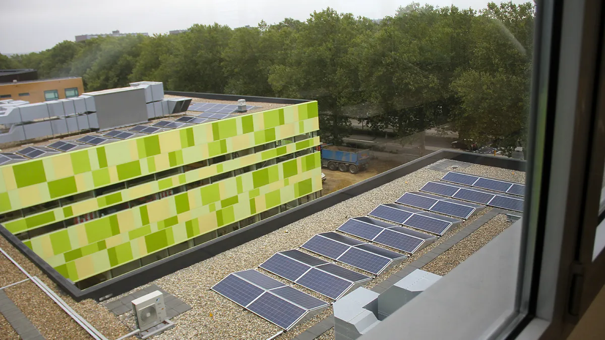 zonnepanelen op dak dacapo college in sittard